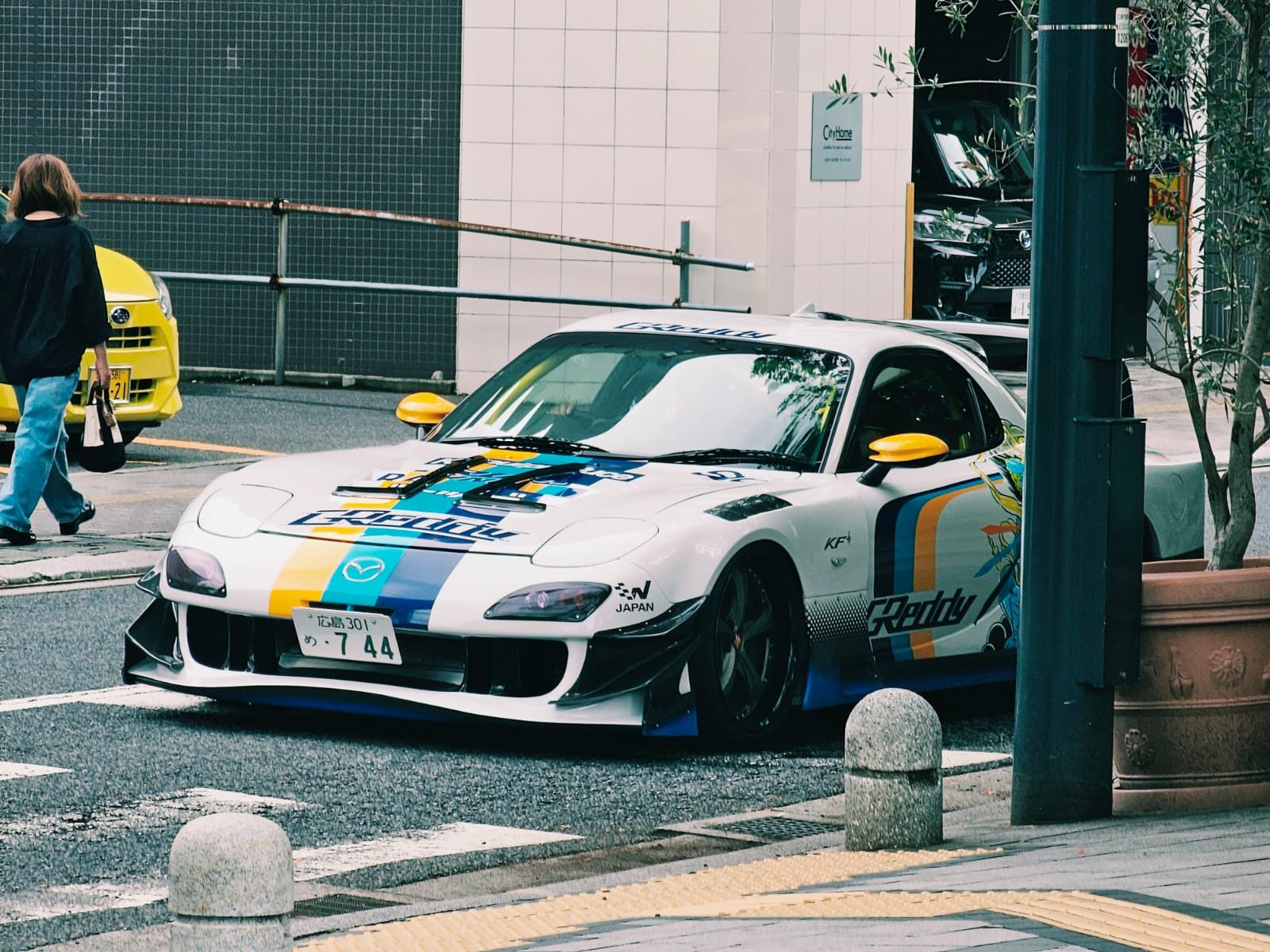 White Mazda RX-7 FD with blue and yellow racing livery
