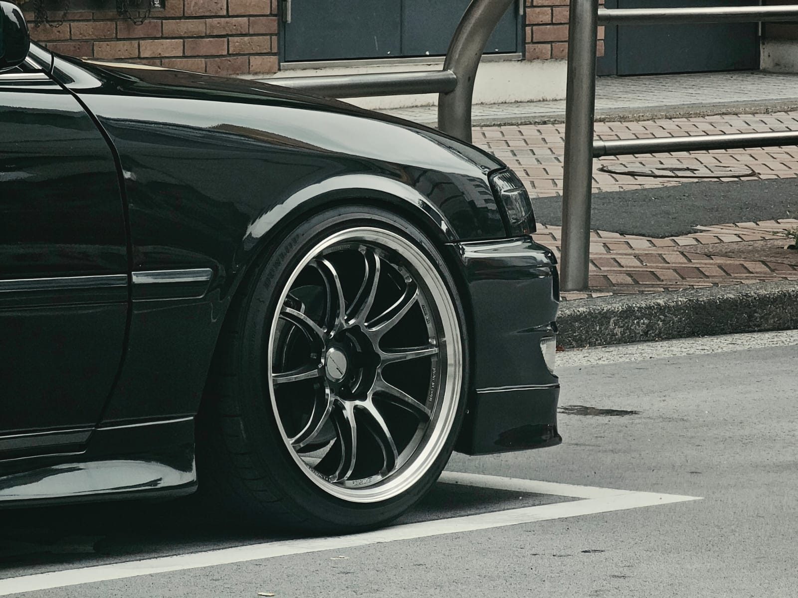 Close-up of the Toyota Chaser's front wheel